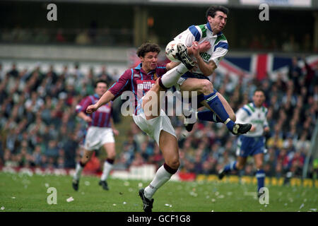 L-R: NEIL COX, ASTON VILLA TUSSLES MIT CHRIS MALKIN, TRANMERE ROVERS Stockfoto