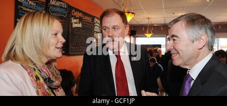 (Von links) Nerys Evans AM, Politikdirektorin von Plaid Cymru, die Abgeordnete von Elfyn Llwyd und Ieuan Wyn Jones, Anführer von Plaid Cymru, besuchten die Coffee Lounge in Cardiff, bevor die Partei ihr Wahlmanifest enthüllte. Stockfoto