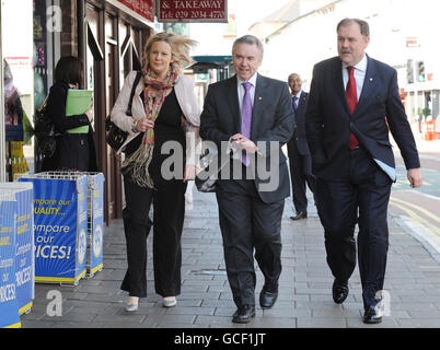 (Von links) Nerys Evans AM, Politikdirektorin von Plaid Cymru, die Abgeordnete von Elfyn Llwyd und Ieuan Wyn Jones, Anführer von Plaid Cymru, besuchten die Coffee Lounge in Cardiff, bevor die Partei ihr Wahlmanifest enthüllte. Stockfoto
