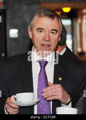 Ieuan Wyn Jones, Anführer von Cymru, besuchte die Coffee Lounge in Cardiff, bevor die Partei ihr Manifest zur Parlamentswahl vorstellte. Stockfoto