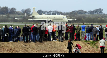 Die Leute beobachten ein militärisches Aufklärungsflugzeug Nimrod MR2, das im Yorkshire Air Museum in der Nähe von Elvington, York landet. Die Nimrod hat ihren Flug von RAF Kinloss gemacht, um die Preisausstellung im Museum zu werden und es ist das einzige Live-Beispiel, das in jedem Museum der Welt ausgestellt wird. Stockfoto