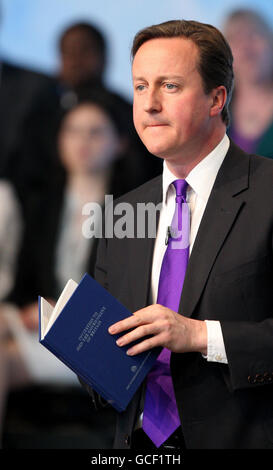 Der konservative Parteivorsitzende David Cameron liest beim Start im Londoner Battersea Power Station eine Kopie des Parteiprogramms vor. Stockfoto