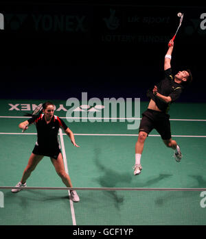 Der Großbritanniens Nathan Robertson kehrt während seines gemischten Doppelspiels mit Teamkollege Jenny Wallwork (links) während der Yonex-Badminton-Europameisterschaft in der MEN Arena in Manchester zurück. Stockfoto