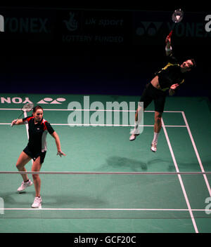 Der Großbritanniens Nathan Robertson in Aktion während seines gemischten Doppelspiels mit Teamkollege Jenny Wallwork (links) während der Yonex-Badminton-Europameisterschaft in der MEN Arena in Manchester. Stockfoto