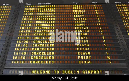 Die Abflugtafel zeigt stornierte Flüge am Flughafen Dublin an, da alle nicht-Notflüge aufgrund der Asche des Vulkanausbruchs Islands geerdet wurden. Stockfoto