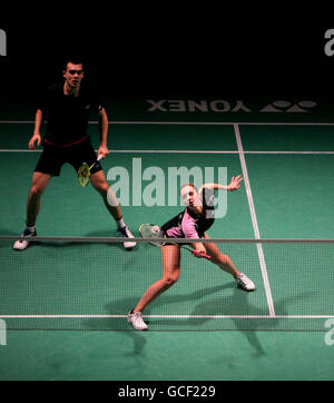 Die Engländerin Gabrielle White (rechts) kehrt während ihres gemischten Doppelspiels mit Teamkollege Chris Adcock während der Yonex Badminton-Europameisterschaft in der MEN Arena in Manchester zurück. Stockfoto