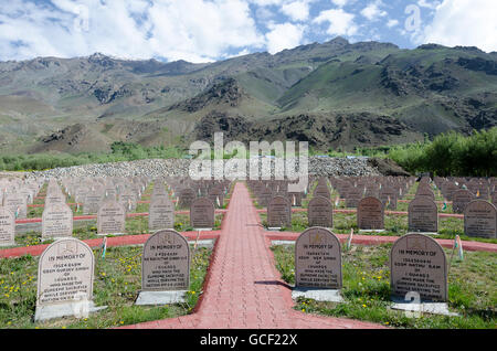 Gräber in Kargil Krieg-Denkmal, Bimbat, Leh, Srinagar Straße, Ladakh, Jammu und Kaschmir, Indien Stockfoto