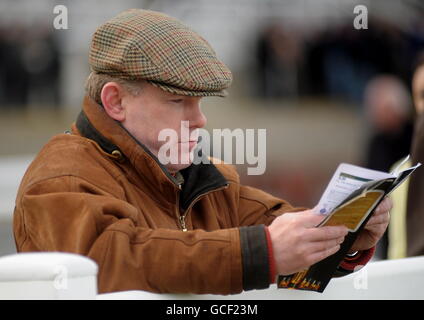 Pferderennen - Osterfest - Tag Zwei - Fairyhouse Racecourse. Ein Rennfahrer prüft die Rennkarte bei Fairyhouse Stockfoto