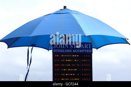 Horse Racing - Oster-Festival - Tag 2 - Fairyhouse Racecourse Stockfoto