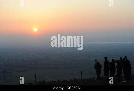 Blick auf den Sonnenuntergang über dem Fluss Severn, von Gloucestershire nach Wales, als eine Aschewolke eines isländischen Vulkans alle Notflüge über Großbritannien unterstellte und Tausende von Passagieren gestrandet ließ. Stockfoto