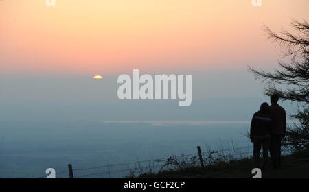 Blick auf den Sonnenuntergang über dem Fluss Severn, von Gloucestershire nach Wales, als eine Aschewolke eines isländischen Vulkans alle Notflüge über Großbritannien unterstellte und Tausende von Passagieren gestrandet ließ. Stockfoto