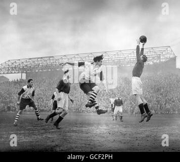 Fußball - League Division Two - Millwall gegen Sheffield Mittwoch - The Den. Charles Bumstead, der Millwall-Torwart, geht hinauf, um Eddie Quigley, dem Mittwoch in Sheffield, einen fliegenden Kopfball zu retten. Stockfoto