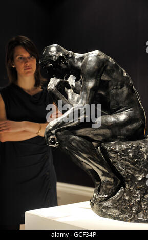 Mary Engelhart studiert heute Morgen Auguste Rodins Skulptur "Le Penseur" im Wert von 4/6 Millionen Dollar im Showroom von Sotheby's in der New Bond Street im Zentrum von London. Stockfoto