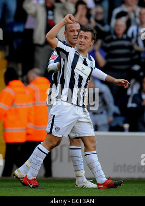 Simon Cox von West Bromwich Albion feiert sein Tor während des Coca-Cola Championship-Spiels bei den Hawthorns, West Bromwich. Stockfoto