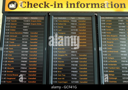 Eine allgemeine Ansicht des Abflugstegs an einem ruhigen Flughafen von Stansted, als Reisende heute mehr Elend erduldeten, als eine Wolke aus vulkanischer Asche erneut die Annullierung von Flügen in und aus Großbritannien zwang. Stockfoto