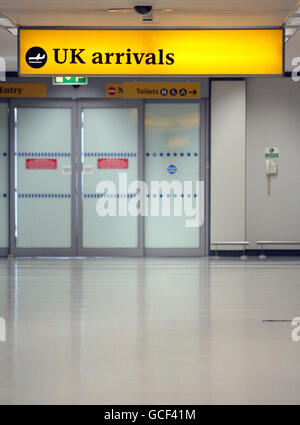 Die Szene heute am Flughafen Edinburgh, als Reisende heute mehr Elend erduldeten, als eine Wolke aus Vulkanasche wieder einmal die Annullierung von Flügen in und aus Großbritannien zwang. Stockfoto