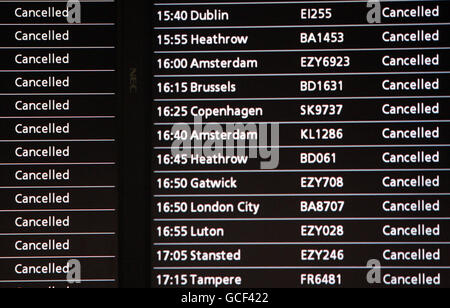 Das Abflugboard am Flughafen Edinburgh, als Reisende heute mehr Elend erduldeten, als eine Wolke aus vulkanischer Asche erneut die Annullierung von Flügen in und aus Großbritannien zwang. Stockfoto