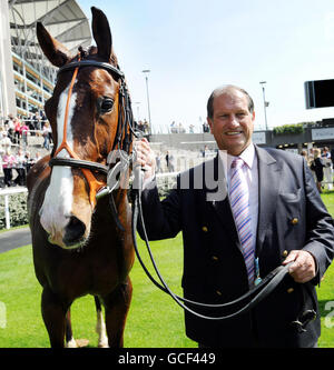 Grand National gewann Jockey und Krebsüberlebender, Bob Champion und fünf Jahre alter Wallach Ceepeegee, auf der Rennbahn Ascot heute Nachmittag, wo er sich aufmachen wird, alle sechzig Rennstrecken in England, Wales und Schottland in sechzig Tagen zu besuchen, um Geld für seine eigene Wohltätigkeitsorganisation zu sammeln, Der Bob Champion Cancer Trust und der Verletzte Jockeys Fund. Stockfoto