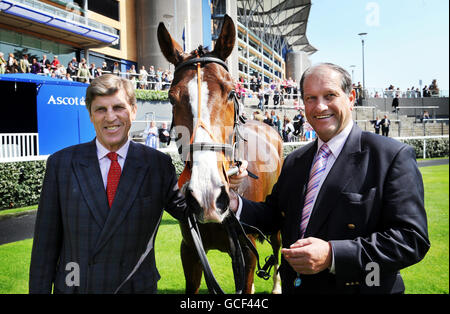 Grand National gewann Jockey und Krebs-Überlebende, Bob Champion (rechts) mit Rennsender und Vorsitzender des Verletzten Jockeys Fund, Brough Scott, Und der fünfjährige Wallach Ceepeegee, der heute Nachmittag auf der Ascot Racecourse ist, wo er in sechzig Tagen alle sechzig Rennstrecken in England, Wales und Schottland besuchen wird, um Geld für seine eigene Wohltätigkeitsorganisation, den Bob Champion Cancer Trust und den Verletzten Jockeys Fund zu sammeln. Stockfoto