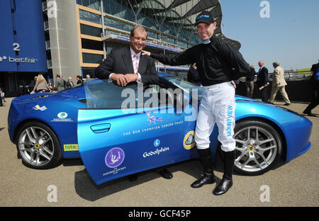 Bob Champion, Gewinner des Grand National Jockey und Krebsüberlebender, links, erhält heute Nachmittag die guten Wünsche von Jockey Timmy Murphy auf der Ascot Racecourse, von wo er mit 60:60 Hilfe eines Lotus Evora alle sechzig Rennstrecken in England besuchen wird, Wales und Schottland in sechzig Tagen, um Geld für seine eigene Wohltätigkeitsorganisation, den Bob Champion Cancer Trust und den Verletzten Jockeys Fund zu sammeln. Stockfoto