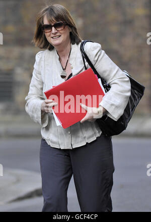 Der stellvertretende Vorsitzende der Labour Party Harriet Harman kommt in der Downing Street 10, London, zu einer Dringlichkeitssitzung im Kabinett bezüglich der Vulkanasche an. Stockfoto