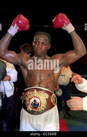 Chris Eubank zieht sich die Handschuhe und ist nach seinem Punktesieg gegen Dan Sherry immer noch World WBO Middleweight Champion. Stockfoto