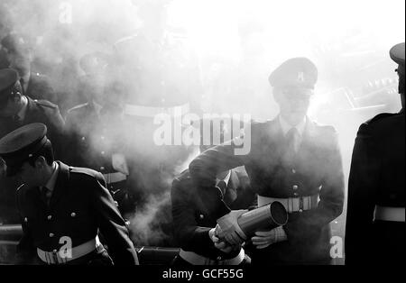 BITTE BEACHTEN SIE, DASS DAS FOTO IN SCHWARZWEISS KONVERTIERT WURDE. Armeekadetten vom Leeds University Officer Training Corps feuern ihre Waffen beim Queens Birthday 21 Gewehrgruß in den Museum Gardens, York. Stockfoto