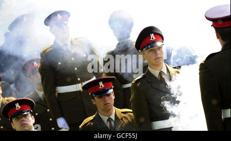 Armeekadetten vom Leeds University Officer Training Corps feuern ihre Waffen beim Queens Birthday 21 Gewehrgruß in den Museum Gardens, York. Stockfoto