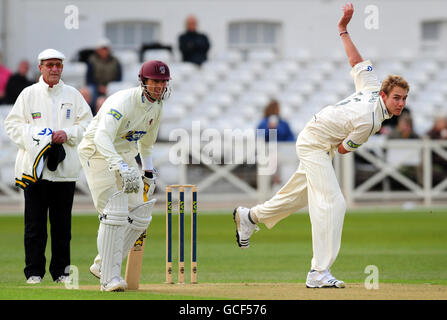 Stuart Broad von Nottinghamshire und Marcus Trescodick von Somerset (Mitte) sehen während des Spiels der LV County Championship Division One in Trent Bridge, Nottingham, nach. Stockfoto