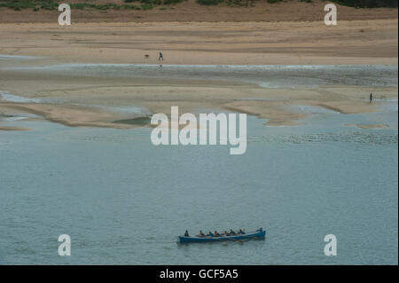 Ruderer bei Ebbe auf dem Fluss-Kamel Stockfoto