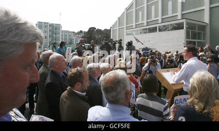 Der konservative Parteivorsitzende David Cameron hält vor dem Wahltag am 6. Mai eine Rede im Palace Hotel in Torquay, Devon. Stockfoto