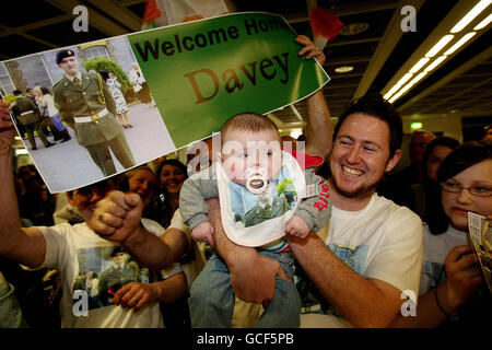 Die Familie des irischen Soldaten Davey Lynch aus Trim, Co.Meath, wartet auf seine Rückkehr zum Flughafen Dublin, als die 41. Infanterie-Gruppe nach ihrer sechsmonatigen Dienstreise im Kosovo nach Hause zurückkehrt. Stockfoto