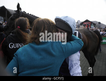 Der Jockey Richard Johnson erhält einen Kuss nach dem Sieg auf Planet of Sound beim Guinness Gold Cup in Punchestown während des Punchestown Festivals auf der Pferderennbahn in Punchestown, Dublin, Irland. Stockfoto