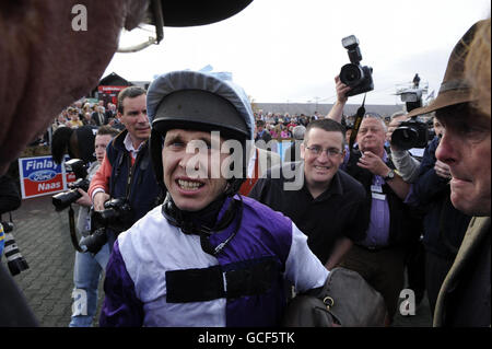 Jockey Richard Johnson nach dem Sieg auf Planet of Sound beim Punchestown Guinness Gold Cup während des Punchestown Festivals auf der Pferderennbahn in Punchestown, Dublin, Irland. Stockfoto