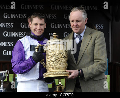 Der Jockey Richard Johnson (links) mit dem siegreichen Trainer Phillip Hobbs (rechts) erhält die Trophäe nach dem Sieg auf Planet of Sound im Punchestown Guinness Gold Cup während des Punchestown Festivals auf der Pferderennbahn in Punchestown, Dublin, Irland. Stockfoto