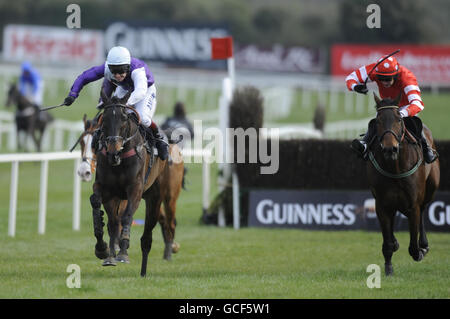 Planet of Sound unter Richard Johnson (links) gewinnt beim Punchestown Festival auf der Pferderennbahn in Punchestown, Dublin, Irland, den Guinness Gold Cup. Stockfoto