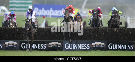 Planet of Sound von Richard Johnson (zweite links) fährt fort, um den Punchestown Guinness Gold Cup während des Punchestown Festivals auf der Punchestown Racecourse, Dublin, Irland zu gewinnen. Stockfoto