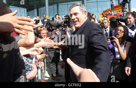 Premierminister Gordon Brown wird während seiner Wahlkampagne in Coventry begrüßt, als er das Coventry College besucht. Stockfoto