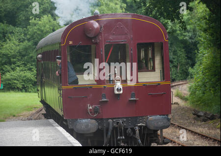 Eine traditionelle Dampfeisenbahn in der kornischen Landschaft Stockfoto