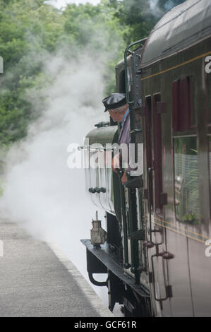 Eine traditionelle Dampfeisenbahn in der kornischen Landschaft Stockfoto