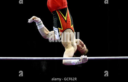 Gymnastik - Europameisterschaften Der Herren 2010 - Tag Zwei - Nationale Hallenarena. Der deutsche Fabian Hambuechen tritt im Rahmen der Europameisterschaft im NIA in Birmingham an der High Bar an. Stockfoto