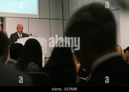 Der Chef von Arcadia Sir Philip Green hält eine Rede vor dem Vorsitzenden der Konservativen Partei David Cameron und seiner Frau Samantha, dem Schattenkanzler George Osborne und dem Chef von Marks & Spencer Sir Stuart Rose (rechts) an der Fashion Retail Academy, nachdem gestern Abend die Debatte über die Führer geführt wurde. Stockfoto