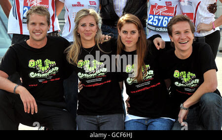 Sir Richard Bransons Kinder Sam Branson, Holly Branson, Prinzessin Beatrice und Freund Dave Clark, Teil des 34-köpfigen Teams Caterpillar vor dem Virgin London Marathon, im Excel Center im Osten Londons. Stockfoto