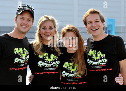 Sir Richard Bransons Kinder Sam Branson, Holly Branson, Prinzessin Beatrice und Freund Dave Clark, Teil des 34-köpfigen Teams Caterpillar vor dem Virgin London Marathon, im Excel Center im Osten Londons. Stockfoto