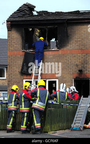 Notdienste besuchen den Schauplatz eines Hausbrands in Buxton, Derbyshire, bei dem zwei kleine Kinder starben. Stockfoto