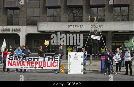 Eirigi Protest gegen Bank HQ Stockfoto