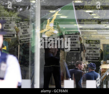 Demonstranten der republikanischen Gruppe Eirigi besetzen das Hauptquartier der Anglo Irish Bank in Dublin. Stockfoto