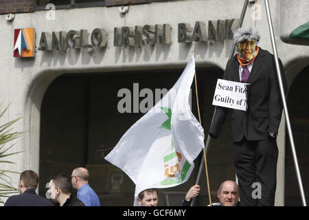 Eirigi Protest gegen Bank HQ Stockfoto