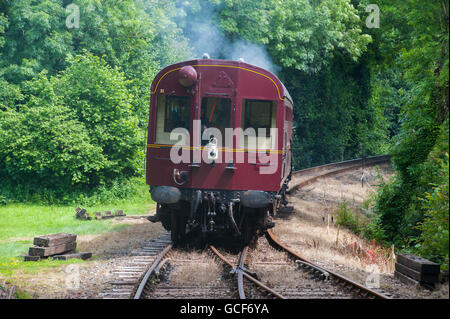 Eine traditionelle Dampfeisenbahn in der kornischen Landschaft Stockfoto