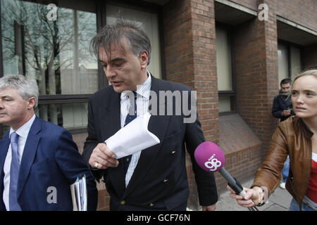 Ian Bailey (Mitte) verlässt das Oberste Gericht in Dublin, nachdem er vor dem Gericht aufgrund eines europäischen Haftbefehls der Polizei in Frankreich erschienen ist. Stockfoto